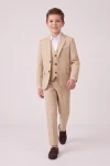 Traje Liam beige para niño con americana abierta, chaleco abotonado y pantalón, vista frontal