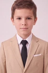 Traje Liam beige para niño, primer plano de las solapas de la americana y la corbata negra