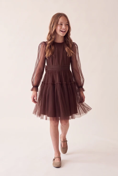 Vestido de tul Holly marrón para niña con mangas de tul y falda en dos alturas, cuerpo entero de frente