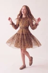 Vestido Holly estampado de leopardo con la falda de tul girando, vista frontal