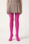 Leotardos fucsia opacos para niña en la modelo, vista frontal con detalle de la puntera