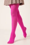 Leotardos fucsia para niña en la modelo, encuadre cercano en movimiento, vista lateral