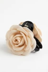 Pinza cangrejo negra con flor de tela beige, foto de producto sobre fondo blanco