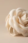 Pinza cangrejo con flor beige, primer plano de los pétalos de tela