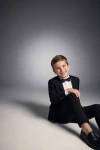 Traje Sam negro para niño con pajarita, niño sentado en el suelo, vista frontal