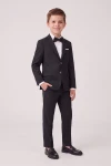 Traje Sam negro para niño con americana, pantalón y pajarita, cuerpo entero de frente